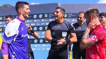 El árbitro Yael Falcón Pérez entre Rodrigo Rey, capitán de Gimnasia, y Miguel Torrén, de Argentinos.