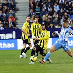 El Oviedo echa más sal en la hemorragia del Málaga