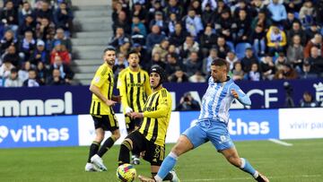 Fran Sol disputa un balón.