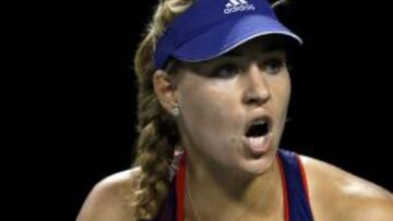  La tenista alemana Angelique Kerber celebra su victoria ante la polaca Agnieszka Radwanska en el torneo WTA de Tokio.