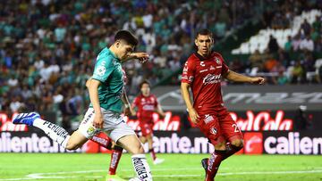 MEX9247. LEÓN (MÉXICO), 24/10/2023.- José Alvarado (i) del León disputa un balón con Carlos Robles del Atlas durante un juego pendiente por la jornada 11 del torneo Apertura 2023 de la Liga MX del fútbol mexicano, hoy en el estadio León, estado de Guanajuato (México). EFE/Luis Ramírez