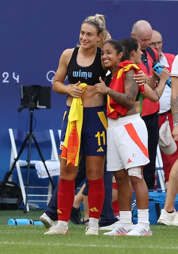 La selección colombiana de fútbol femenino perdió por penaltis contra la campeona del mundo, pero nos deja una linda imagen donde Manuela Pavi, de Colombia, muestra un gran respeto y admiración por Alexia Putellas pidiéndole intercambiar camisetas y una fotografía para el recuerdo de haber jugado contra la mejor del mundo.