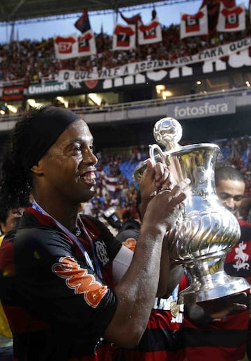 Ronaldinho posa con la Copa Guanabara conseguida ante el Boavista el 27 de febrero de 2011.