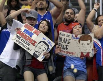 Aficioandos de los Clippers muestran carteles de Blake Griffin y DeAndre Jordan.
