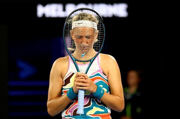 La bielorrusa Victoria Azarenka se muestra concentrada tras su raqueta en un momento de su partido de semifinales del Abierto de Australia contra la kazaja Elena Rybakina, que le terminó ganando por 7-6 (4) y 6-3.