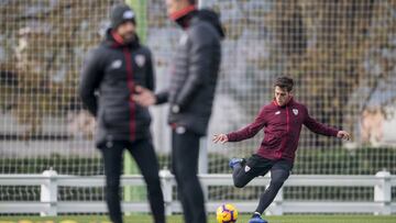 Ibai Gómez con Garitano delante.