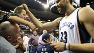 Marc Gasol saluda a un niño con síndrome de down en Memphis.