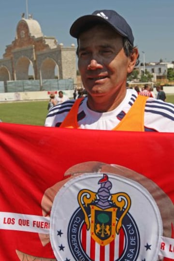 Central del Guadalajara en la década de los 70 y 80. Creció en la institución y debutó en la temporada 1973-74. Duró 14 años como rojiblanco y fue Campeón en la 86-87, para después irse al equipo de enfrente, el odiado Atlas. Se retiró en Leones Negros en 1990.