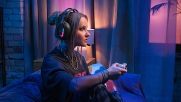 Una chica juega a la consola mientras lleva unos Logitech G Astro A 20 X Wireless