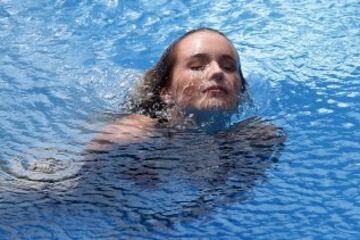 El sensual piscinazo de la Reina del Festival de Viña