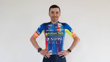 El ciclista italiano Domenico Pozzovivo posa con el maillot del Solution Tech
