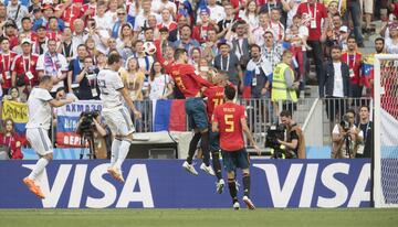 El árbitro holandés Bjorn Kuipers pita penalti tras la mano de Piqué.