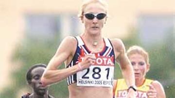 <b>DOMINÓ LA PRUEBA. </b>Radcliffe tiró y tiró hasta despegarse.