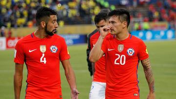 Futbol, Ecuador vs Chile.
Eliminatorias mundial Rusia 2018.
El jugador de Chile Mauricio Isla, izquierda, Charles Aranguiz, se lamentan luego de perder contra Ecuador el partido clasificatorio al mundial de Rusia 2018 en el estadio Olímpico Atahualpa de Quito, Ecuador.
06/10/2016
Marcelo Hernandez/Photosport**********
Football, Ecuador vs Chile.
Russia 2018 World Cup, qualifying match.
Chile's player Mauricio Isla, left, Charles Aranguiz reacts after losing against Ecuador for Russia 2018 World Cup qualifying football match at Olímpico Atahualpa stadium in Quito, Ecuador.
06/09/2016
Marcelo Hernandez/Photosport