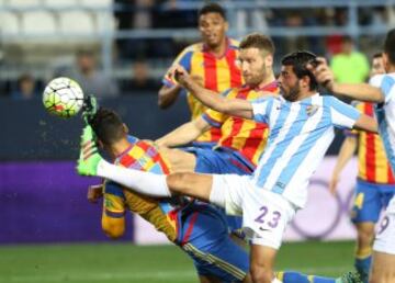 Instante del partido entre el Málaga y el Valencia de la jornada 27