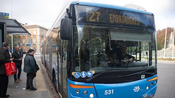 Un autobús de la EMT, a 4 de diciembre de 2023, en Madrid (España). El Ayuntamiento de Madrid presentó el pasado jueves, 30 de noviembre, el plan para la reestructuración del servicio de autobuses nocturnos ‘búhos’ en la capital. El nuevo servicio cuenta con  la reducción de la frecuencia de paso a 15 minutos con una mayor dotación de autobuses en fines de semana, la creación de una nueva línea circular nocturna y la adaptación y prolongación de ocho líneas ya existentes.
04 DICIEMBRE 2023;AUTOBUSES;BUS;AUTOBÚS;
Eduardo Parra / Europa Press
04/12/2023