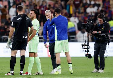 A Robert Lewandowski se le vio muy cercano con el jugador español tras el pitido final.