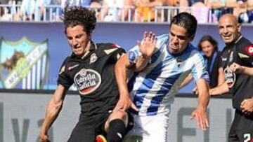 <b>DURA PUGNA.</b> Guardado y Recio pelean por un balón ante la mirada de Manuel Pablo.