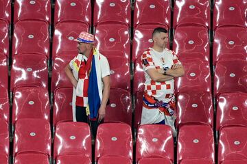 Los aficionados de la selección de Croacia abatidos tras finalizar el encuentro.