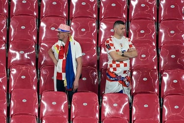 Los aficionados de la selección de Croacia abatidos tras finalizar el encuentro.