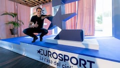 Alberto Contador posa junto al logo de Eurosport.