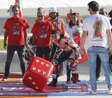 El piloto español Marc Marquez (Repsol Honda) celebra el campeonato del mundo por cuarta vez en la categoría MotoGP tras entrar tercero en el circuito Ricardo Tormo de Cheste