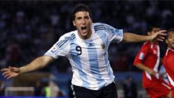<b>Alegría</b>. Higuaín contribuyó a la victoria de Argentina marcando su primer gol con la albiceleste.