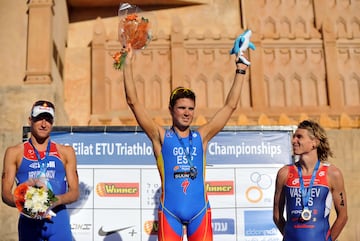 Javier Gómez Noya en el podio como ganador del campeonato de Europa de Eilat, Israel, en 2012. 