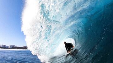 Cover del vídeo de surf Volcanic Dream de Manuel Lezcano, con el surfista cogiendo un tubo en esta mítica ola de La Santa (Lanzarote, Islas Canarias, España).