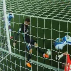 Pudo haber juego peligroso sobre Theo en el gol de Bustinza