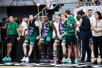 Los jugadores del Unicaja, decepcionados tras el partido. 