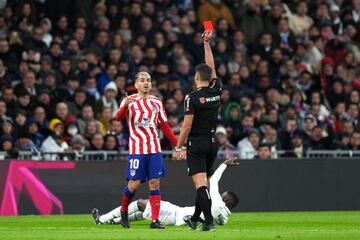 Gil Manzano expulsa al argentino por un codazo en el pecho de Rüdiger. No lo dudó el colegiado. Se queda con 10 el Atleti.