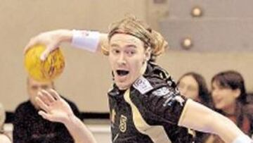 <b>A GOL. </b>Kalmann ensaya un lanzamiento. El jugador sueco marcó tres goles.