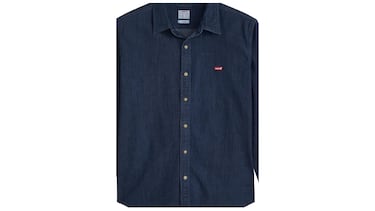 Así es la camisa vaquera azul marino de Levi’s con ajuste impecable que más se repite entre los hombres