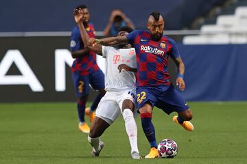 Alphonso Davies y Arturo Vidal.