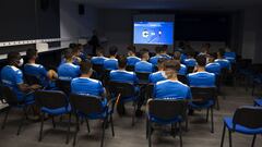 La plantilla del Deportivo, en la charla t&aacute;ctica previa al derbi ante el Celta B.