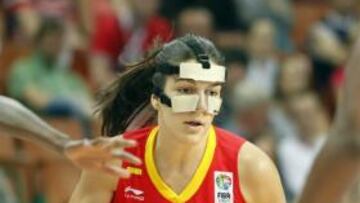 <b>DEBUTANTE SIN SUERTE. </b>Marta Xargay (con una máscara protectora por el golpe que recibió ante Montenegro) bota el balón ante Gomis