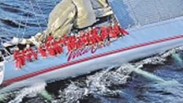 <b>VÉRTIGO. </b>El barco australiano, en una espectacular maniobra.