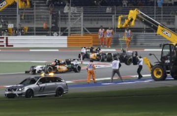 La grúa retira el coche de Esteban Gutiérrez tras el accidente con Maldonado. 