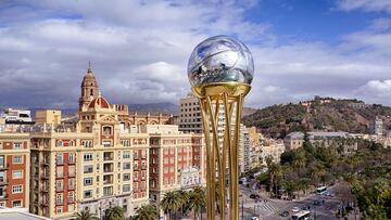 El trofeo de la Copa del Rey descansa en lo alto de la Plaza de la Marina, con una vista privilegiada de M¨¢laga, donde se celebra la competici¨®n.