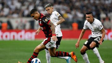 SAO PAULO, BRAZIL - AUGUST 02: Gomes of Flamengo competes for the ball with Adson of Corinthians during a Copa Libertadores quarter final first leg match between Corinthians and Flamengo at Neo Quimica Arena on August 02, 2022 in Sao Paulo, Brazil. (Photo by Ricardo Moreira/Getty Images)