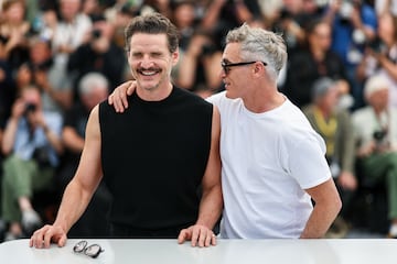 Los actores Pedro Pascal y Joaquin Phoenix posan durante el photocall de la película Eddington, en la que trabajan ambos, que compite en la 78ª edición del Festival de Cannes.