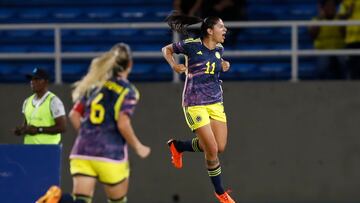 AMDEP4476. CALI (COLOMBIA), 21/06/2023.- Catalina Usme de Colombia celebra su gol hoy, durante un partido amistoso entre las selecciones femeninas de Colombia y Panamá en el estadio Pascual Guerrero en Cali (Colombia). EFE/ Ernesto Guzmán Jr.
