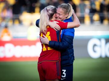 Alexia Putellas es felicitada por Stefanie Van der Gragt, autora del tanto neerlandés, tras el final del partido.