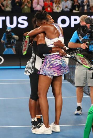Venus Williams felicita a su hermana Serena tras ganar la final del Open de Australia.