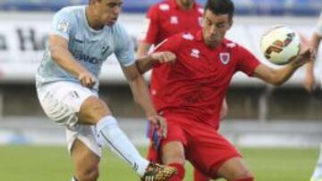 El jugador del Numancia Natalio (d) pelea un balón con Dani García, del Eibar, durante un partido amistoso de pretemporada disputado en Soria.