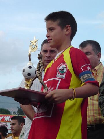 El niño maravilla que sacó a su equipo campeón en el Ponyfútbol. James fue la gran sensación de ese torneo. Su zurda y liderazgo de inmediato llamaron la atención. 