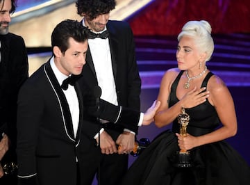 'Ha nacido una estrella': Oscar a la  mejor canción original para el tema Sallow de Lady Gaga, en la imagen recoge el premio con Mark Ronson.