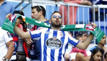 Aficionados en las gradas con camisetas de fútbol español.