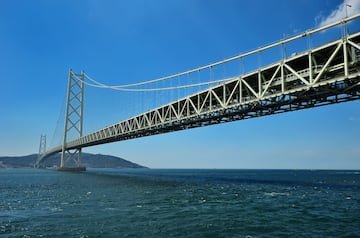 Es el puente colgante más largo del mundo midiendo 3,9 kilómetros. Cruza el estrecho de Akashi con 305.775 kilómetros de cableado (estos cables son considerados como los más resistentes y pesados del mundo). Su construcción se realizó entre 1988-1998 abriéndose el 5 de abril de 1998.